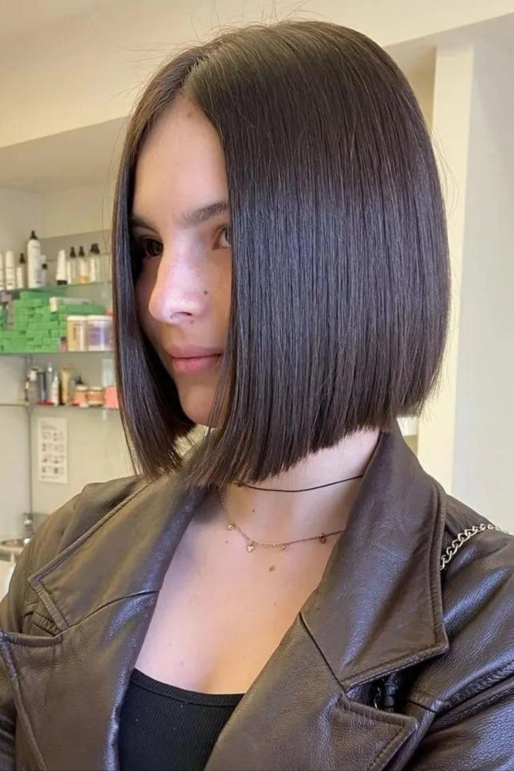  Corte bob clássico liso com acabamento reto e moderno