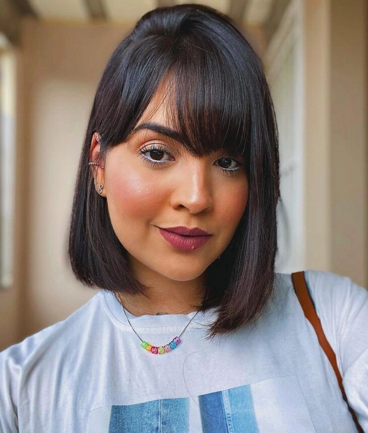 Corte bob clássico com franja reta e acabamento polido