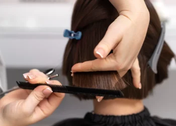 Profissional realizando corte bob com técnica precisa para renovação do visual