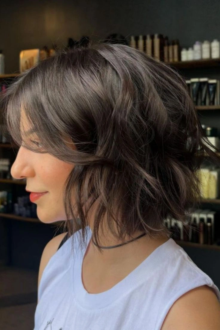 Corte bob texturizado com ondas suaves e movimento natural
