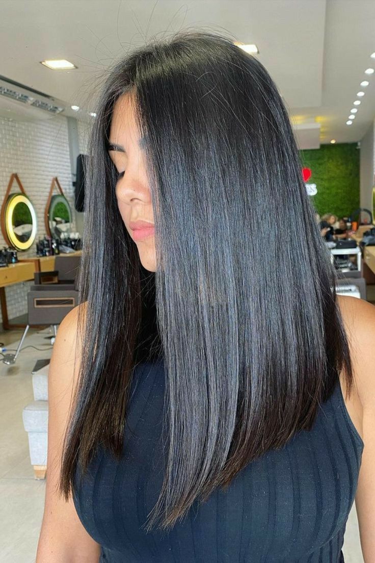 Corte chanel longo liso para mulheres com cabelos escuros