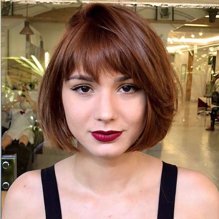 Corte chanel com franja em cabelo castanho para mulheres maduras