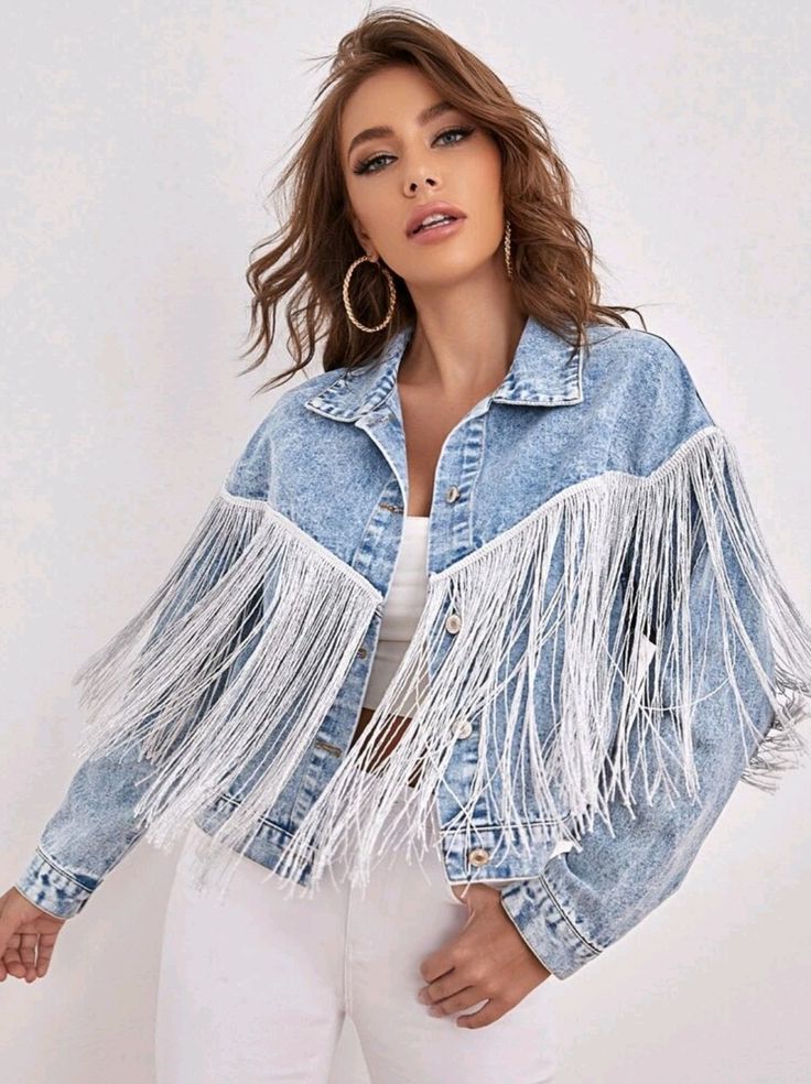 Mulher usando jaqueta jeans clara com franjas brancas e calça branca