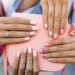 Aprenda quais são os tipos de unhas e saiba como cuidar delas 14 Unhas bem cuidadas e decoradas, com designs e detalhes variados, sobre um fundo claro.