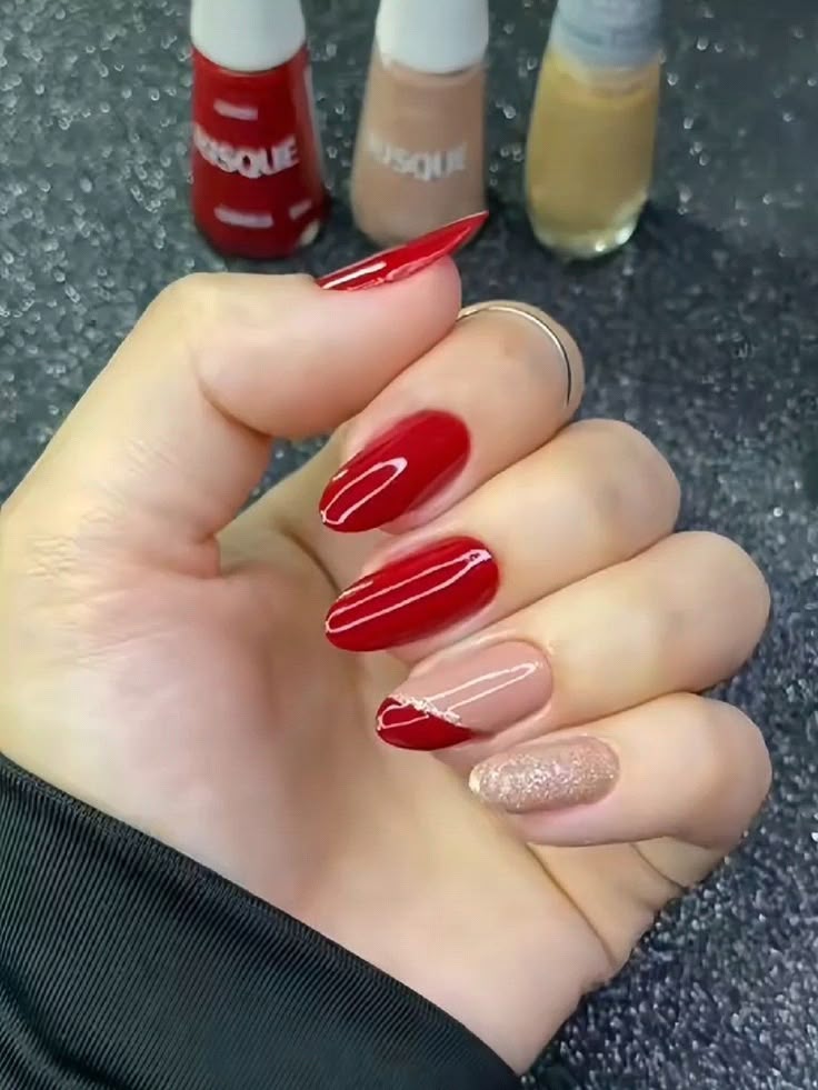  Unhas decoradas com esmalte vermelho, nude e toque de glitter dourado