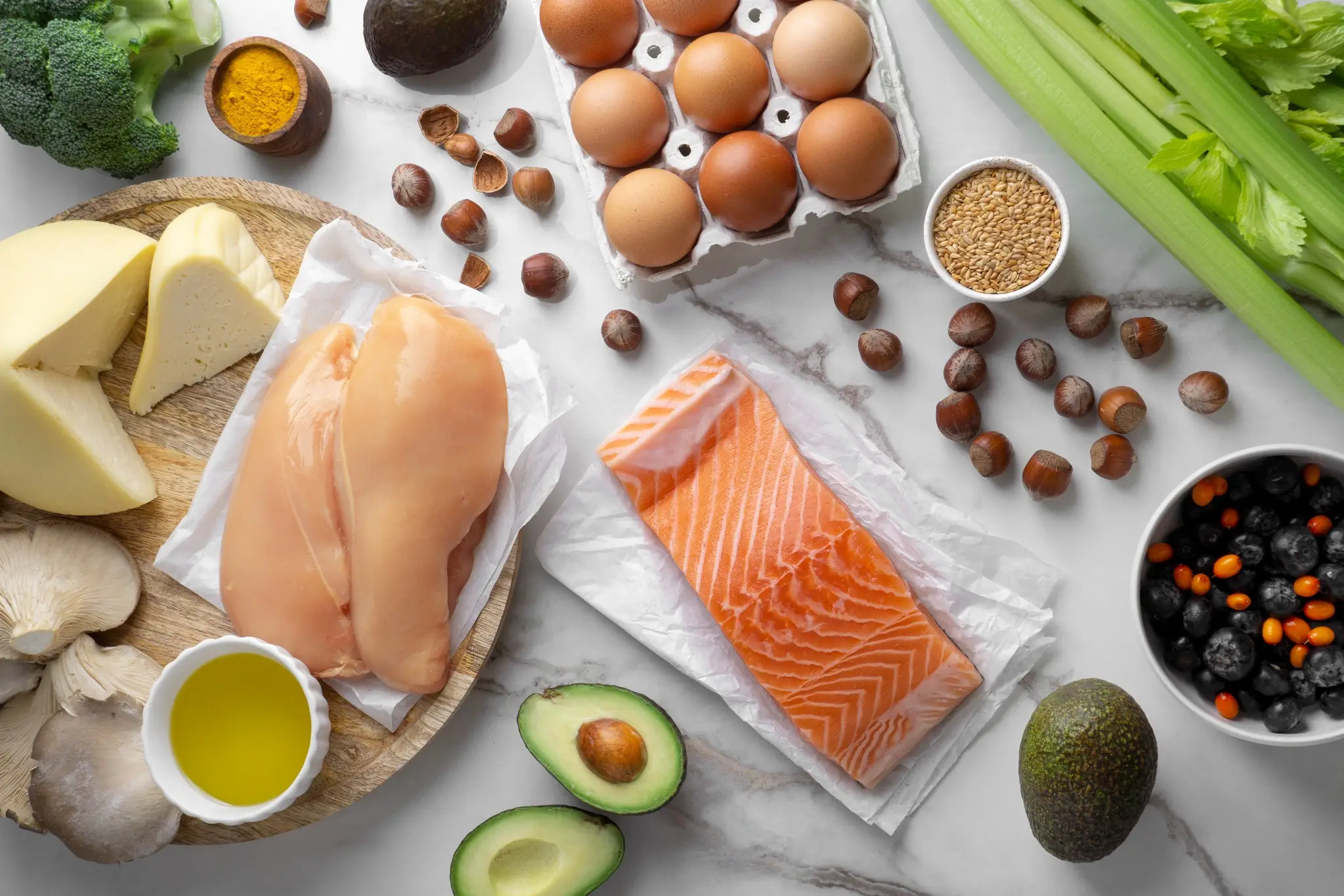 Ingredientes ricos em vitamina D, incluindo salmão, ovos, abacate e frango