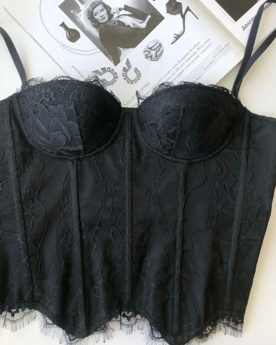 Corpo de lingerie preta de renda com detalhes delicados em tecido e acabamento elegante.