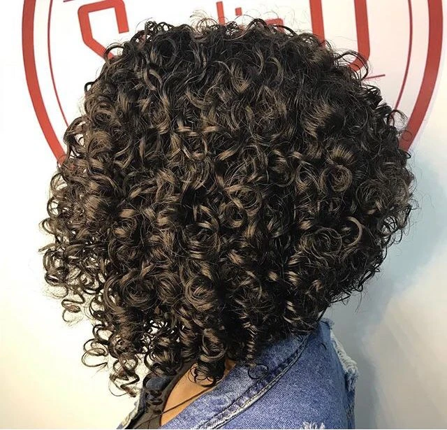Cabelos cacheados em corte Long Bob mostrando definição e volume
