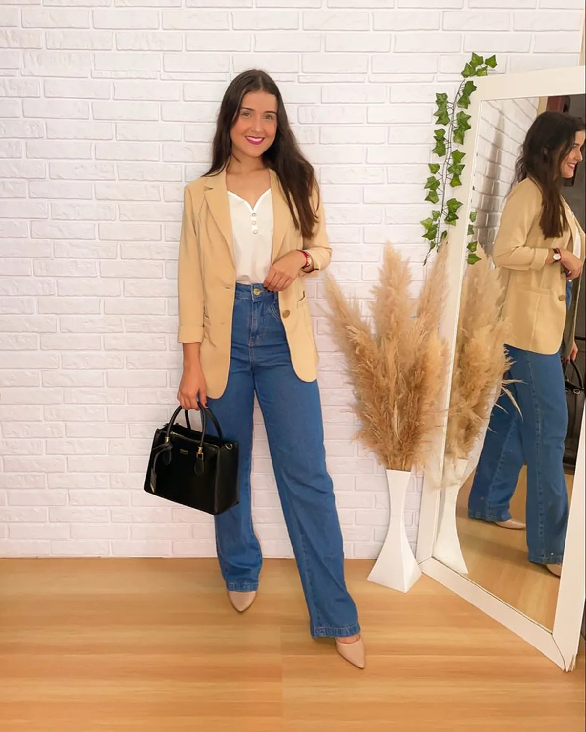 Mulher usando blazer, calça jeans e scarpin nude em look casual e elegante