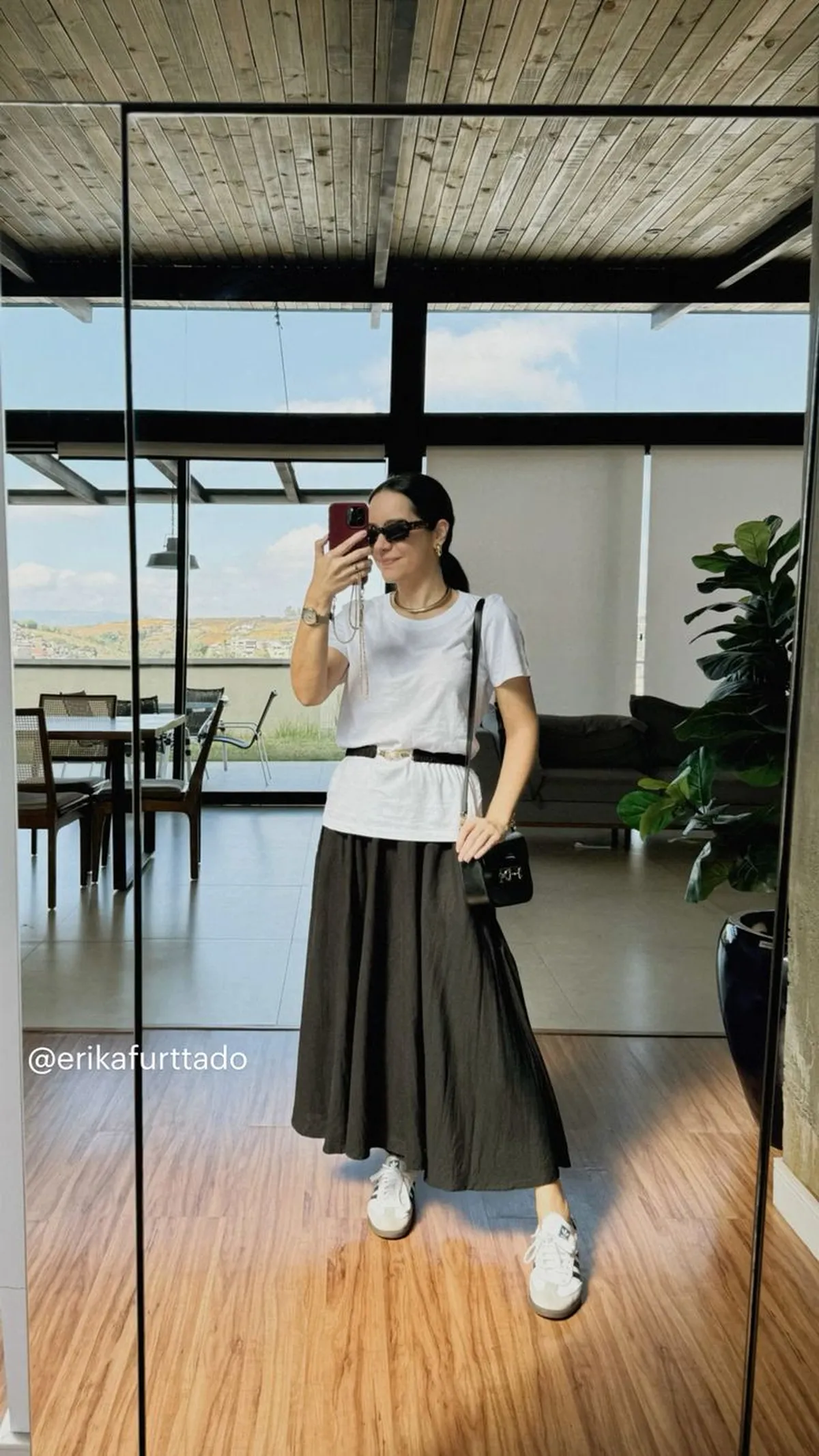 Look casual com saia godê preta e T-shirt branca, estilo moderno e confortável