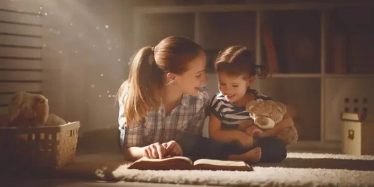 Mãe lendo um livro para sua filha, criando um momento de conexão e aprendizado.