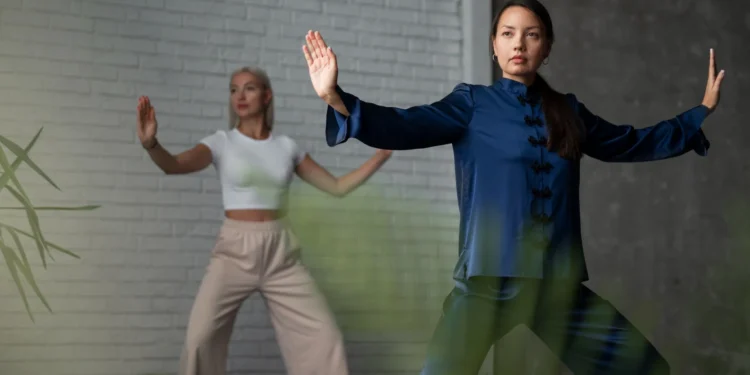 Mulheres praticando Tai Chi em um ambiente moderno, realizando movimentos suaves que fortalecem corpo e mente.