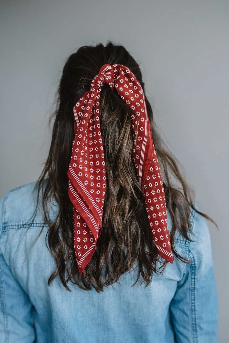 Penteado com bandana vermelha, estilo simples para festa junina