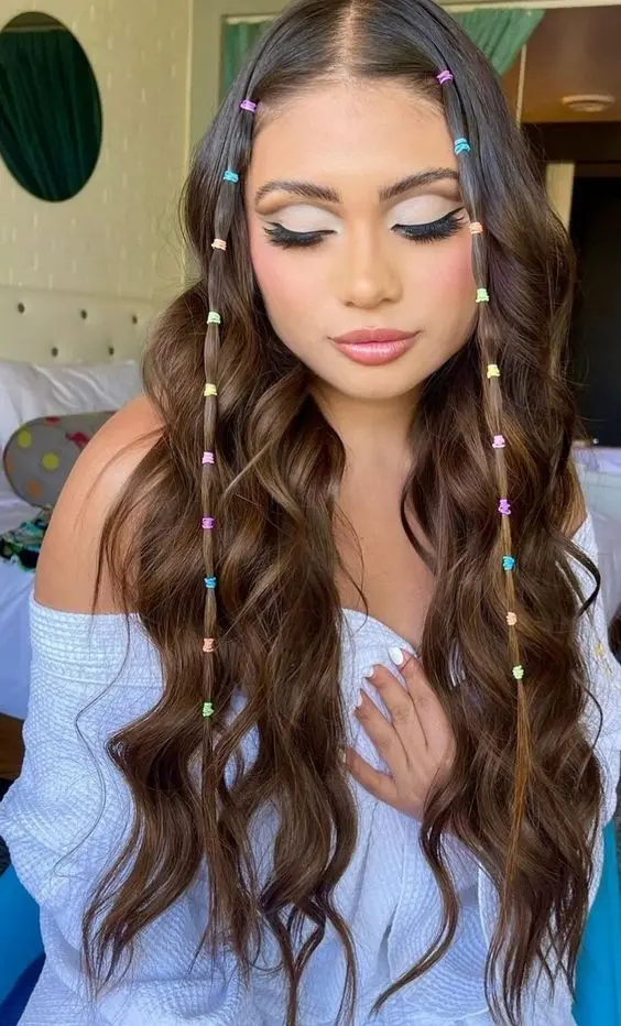 Penteado com elásticos coloridos em cabelo ondulado para festa junina