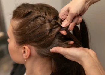 Cabeleireiro fazendo trança embutida em cabelo castanho para festa junina