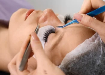 Aplicação profissional de extensão de cílios com pinças de precisão