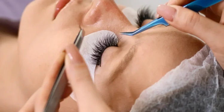 Aplicação profissional de extensão de cílios com pinças de precisão