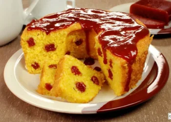 Bolo caseiro com cobertura de goiabada, popular nas redes sociais