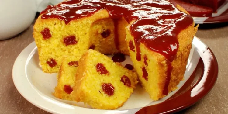 Bolo caseiro com cobertura de goiabada, popular nas redes sociais