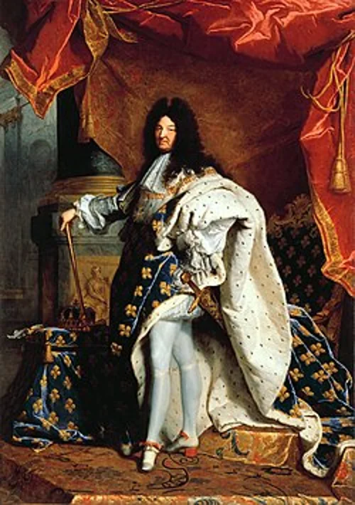 Retrato de Luís XIV, rei da França, com trajes reais e saltos altos, simbolizando seu estilo de liderança e moda.