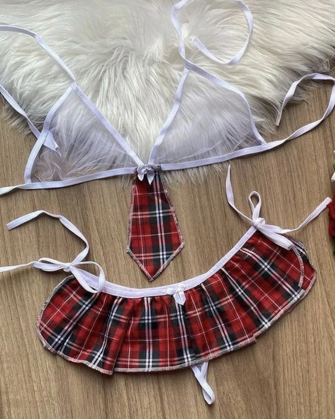 Lingerie com estampa xadrez vermelha e branca com detalhes em branco.