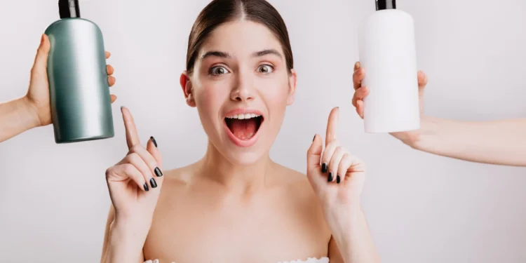 Mulher escolhendo entre dois shampoos, um verde e outro branco, com expressão de surpresa e empolgação.