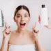 Mulher escolhendo entre dois shampoos, um verde e outro branco, com expressão de surpresa e empolgação.