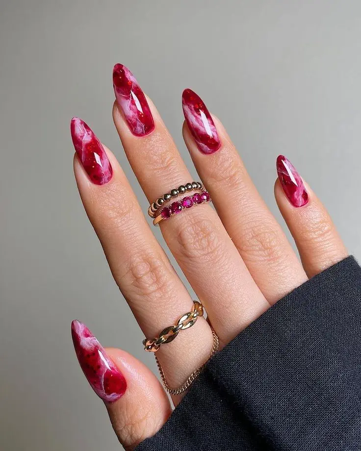Unhas marmorizadas em vermelho 