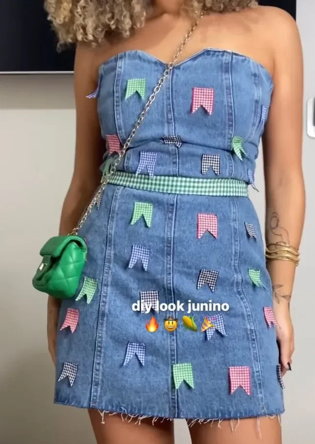 Vestido jeans customizado com bandeirinhas coloridas para festa junina