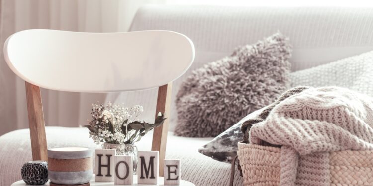 Ambiente de sala de estar limpo e organizado com letras 'HOME', transmitindo conforto e a sensação de casa arrumada.