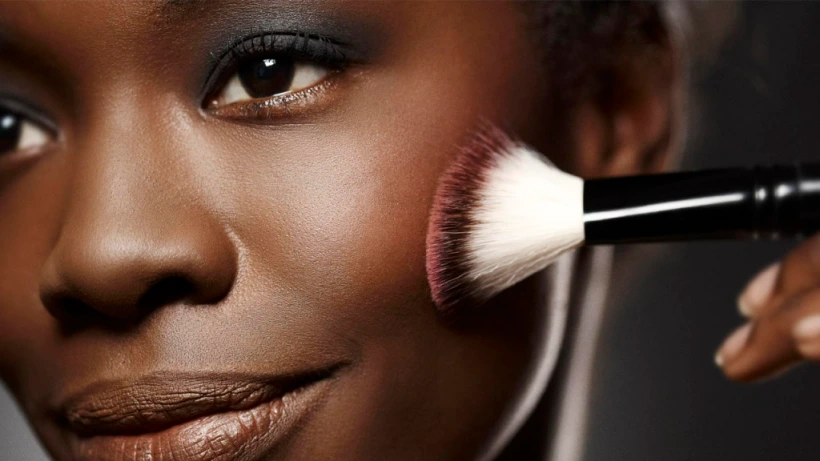 Mulher aplicando blush estratégico no rosto