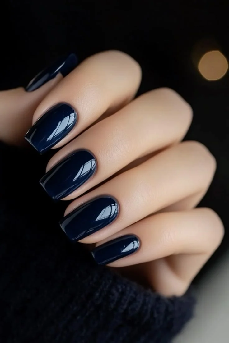 Unhas com esmalte azul petróleo, proporcionando um visual moderno e sofisticado.