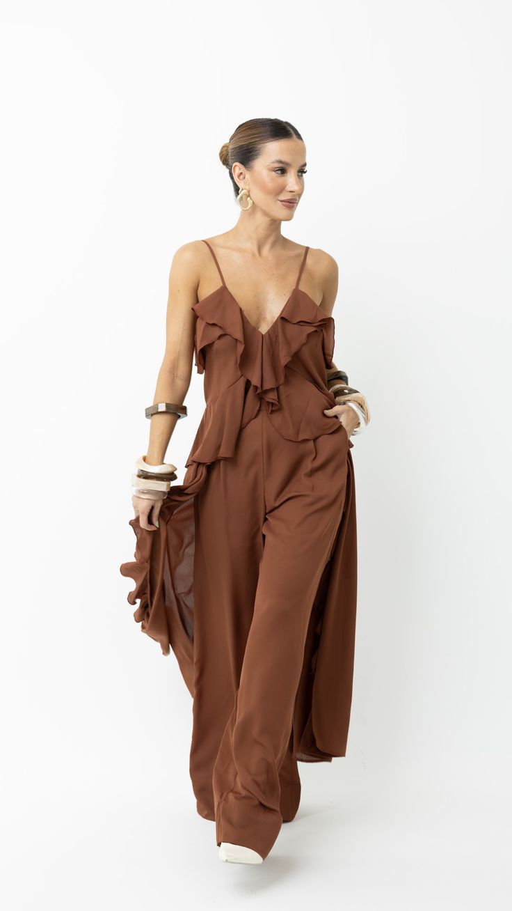 Mulher com look monocromático marrom em tecido leve e fluido