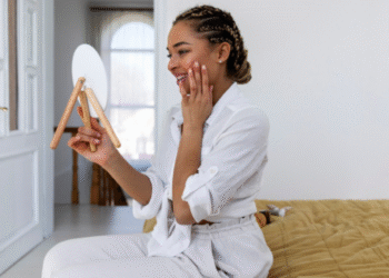 Mulher com look confortável cuidando da pele em casa