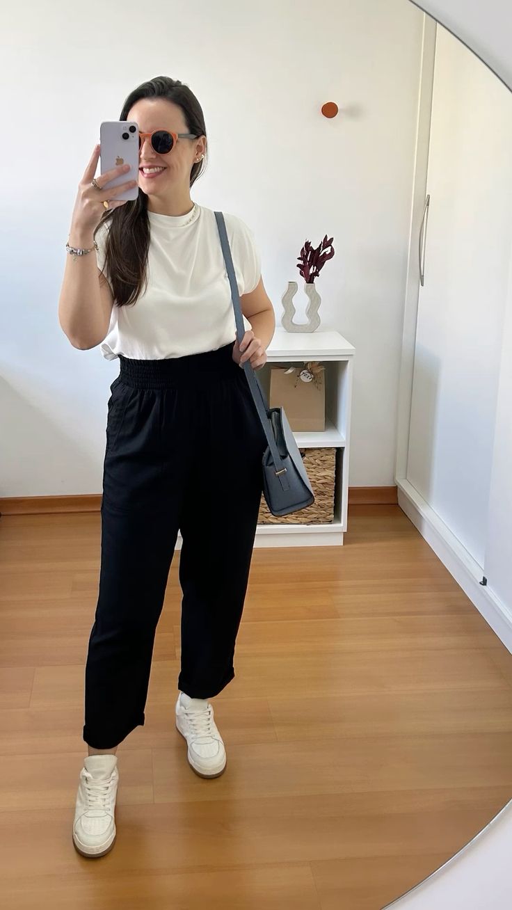 Look com calça preta e blusa branca casual para o dia a dia