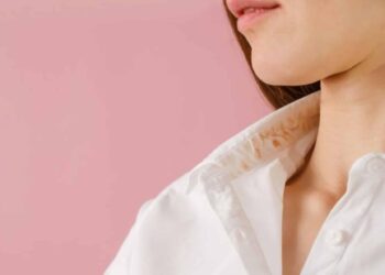 Mancha de maquiagem na gola de uma camisa branca.