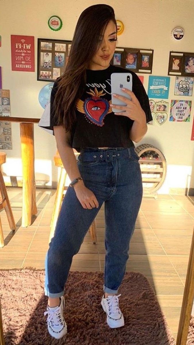 Look com t-shirt estampada preta e calça jeans de cintura alta