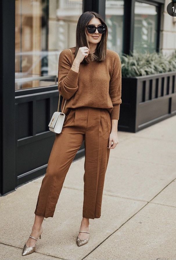  Mulher com look monocromático caramelo, elegante e casual