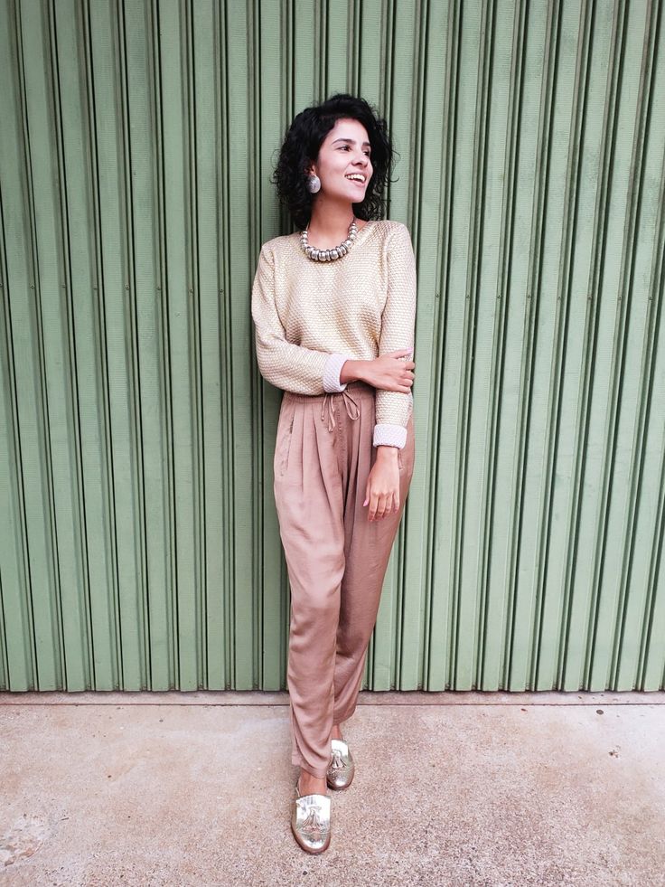 Mulher usando look monocromático com mix de texturas em tons terrosos.