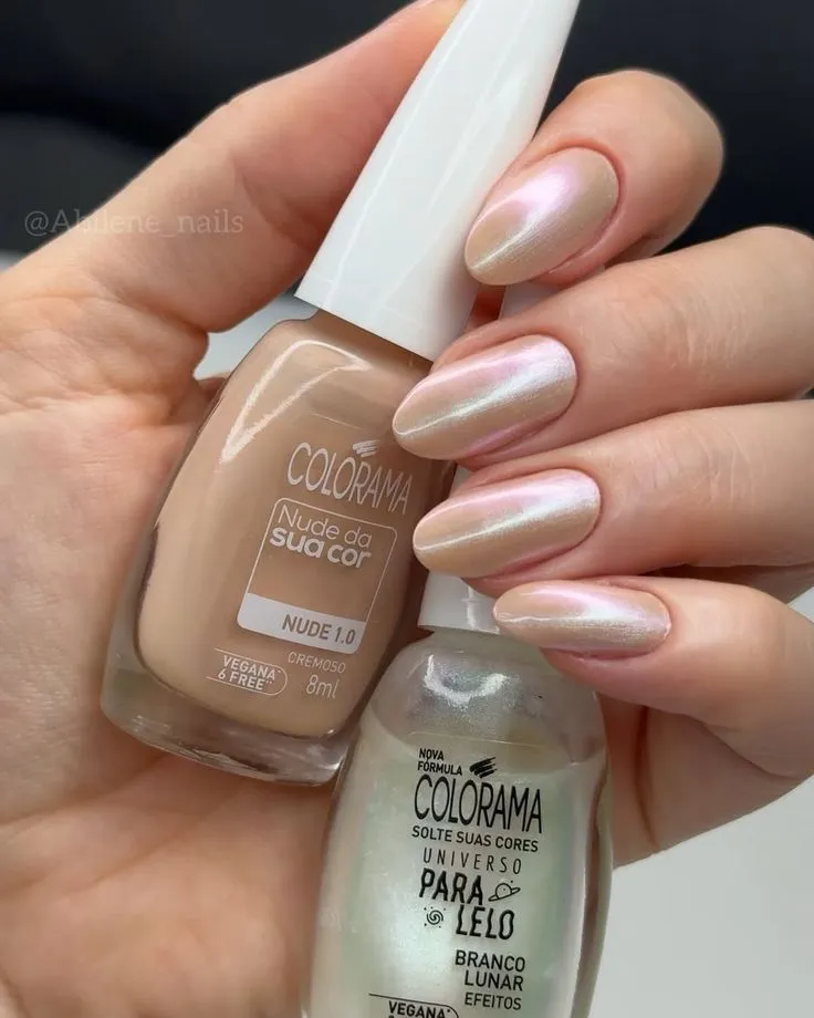 Unhas com tonalidade nude e brilho suave, ideal para quem busca um visual discreto e sofisticado.