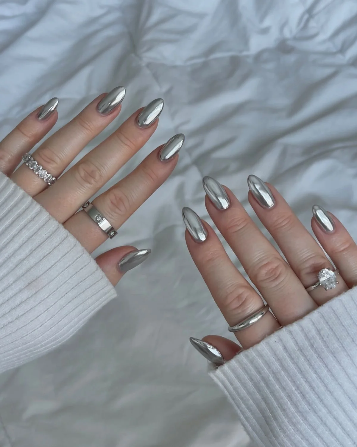 Unhas com esmalte prateado metalizado, que transmite sofisticação e discrição.