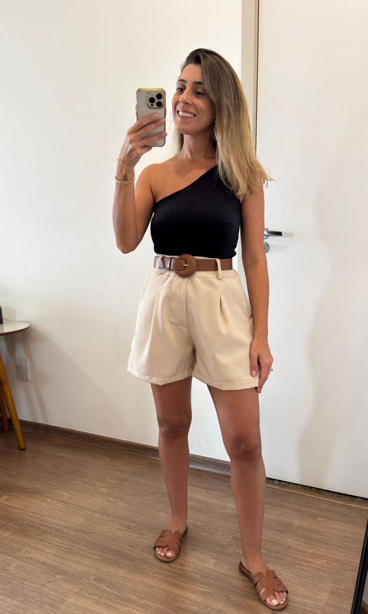 Mulher usando short de cintura alta e blusa de um ombro só