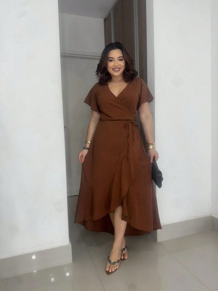 Mulher usando vestido envelope marrom com sandália rasteira