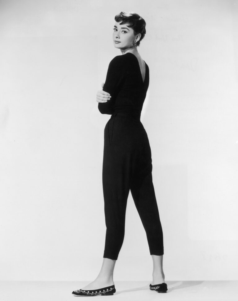Audrey Hepburn usando calça capri em ensaio para o filme Sabrina, 1954.