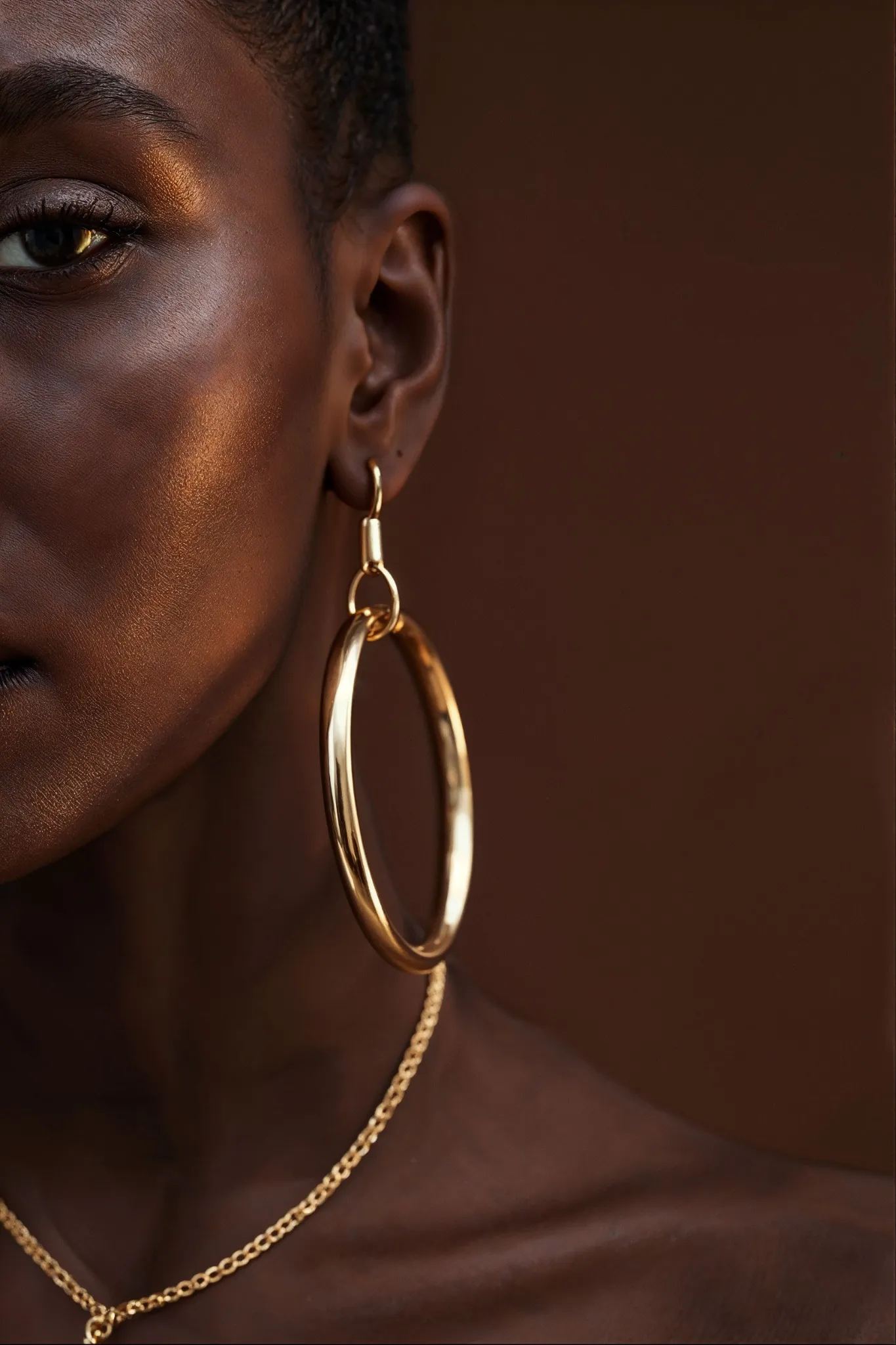 Brinco de argola dourado, elegante e atemporal, símbolo de estilo clássico.