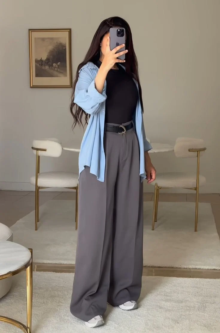 Look moderno com calça flare, camiseta ajustada e estilo elegante.