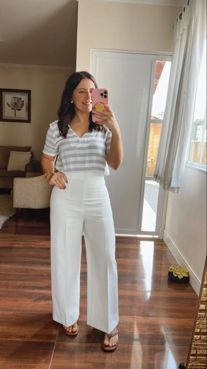 Look descontraído com calça pantalona leve e camiseta listrada, perfeita para o conforto total.