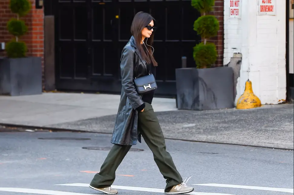 Emily Ratajkowski estilosa com tênis New Balance 574, caminhando pelas ruas de Nova York.