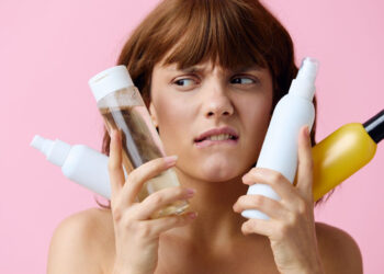 Mulher em dúvida sobre quais produtos usar na rotina de skincare