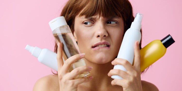 Mulher em dúvida sobre quais produtos usar na rotina de skincare